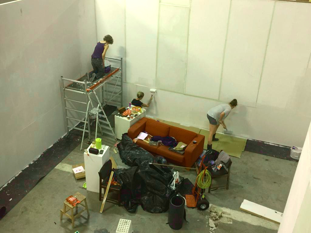 Wanden sausen van de nieuwe expositieruimte, met Romkje, Turi en ik